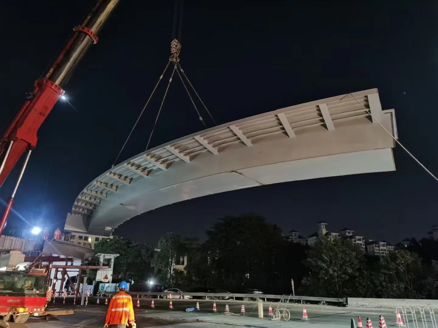 广州市广花路匝道桥吊装