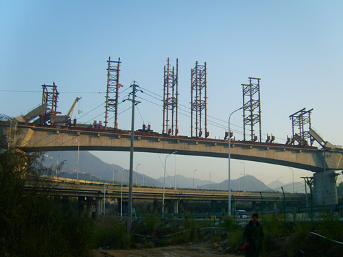 跨西岭互通特大桥钢管拱顺利合拢(图1)