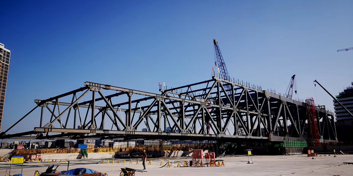 深圳地铁6号线民乐停车场钢桁架桥首件顶推顺利完成(图1)