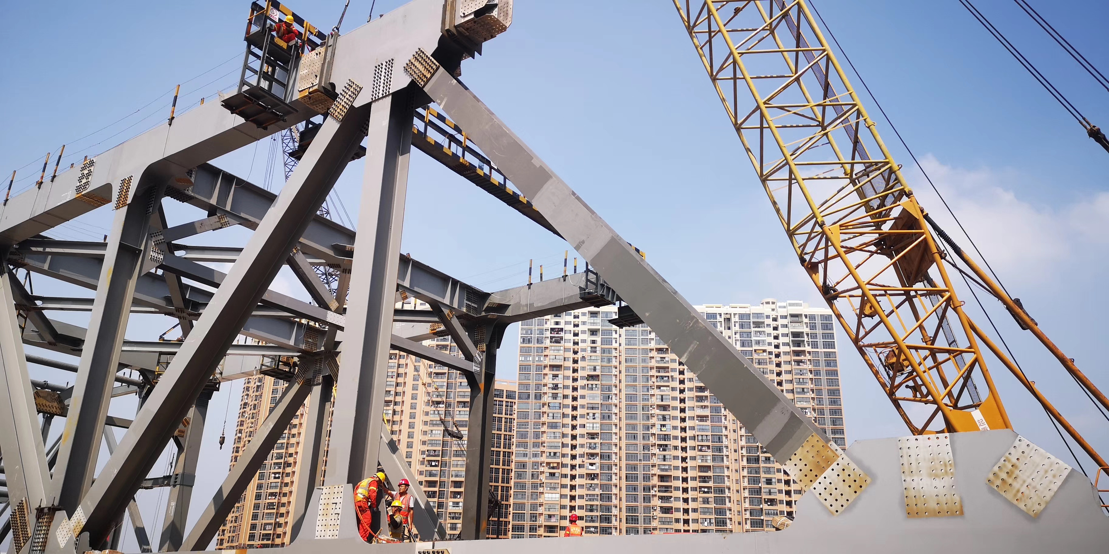 深圳地铁6号线民乐停车场钢桁架桥首件顶推顺利完成(图3)