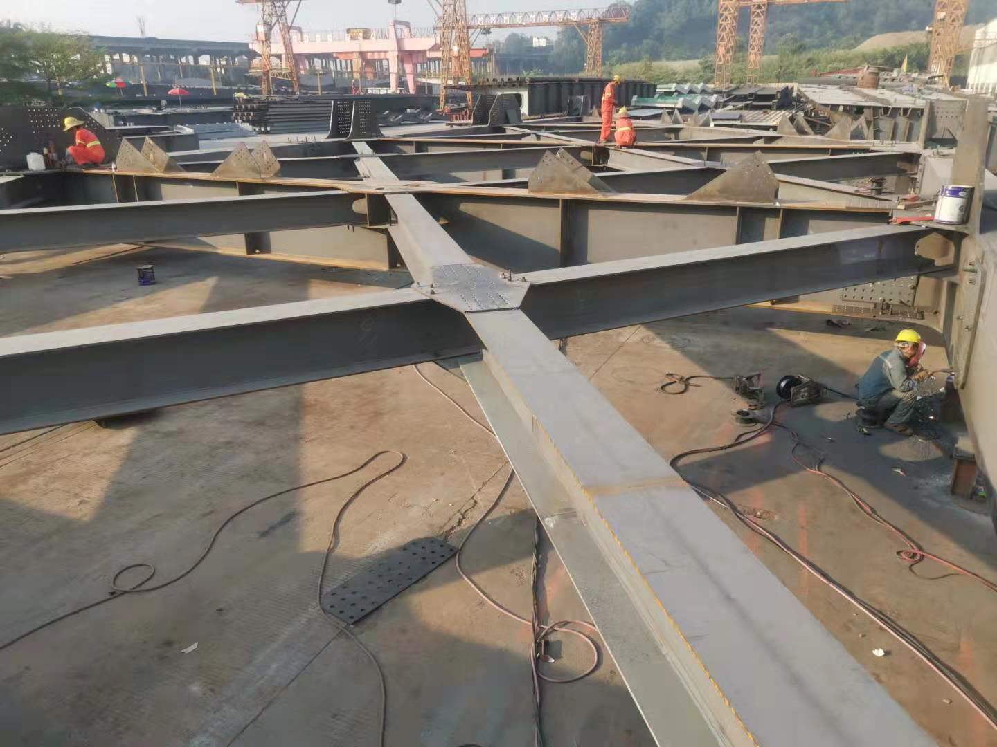 深圳地铁6号线民乐停车场钢桁架桥首件顶推顺利完成(图2)