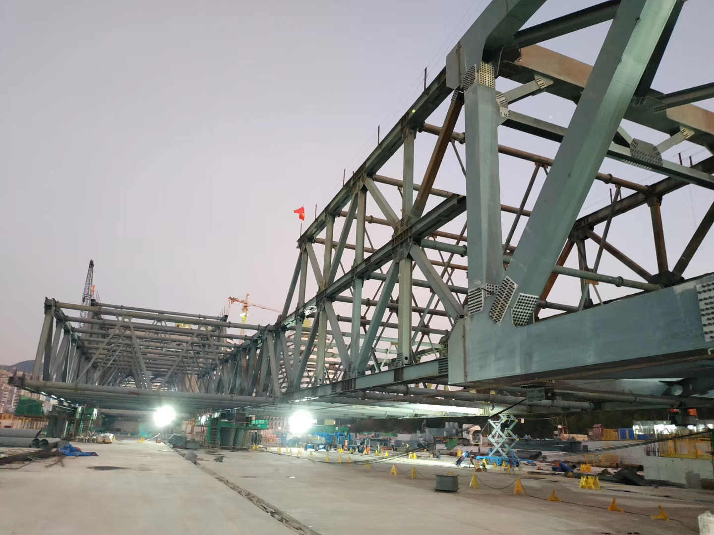 深圳地铁6号线民乐停车场钢桁架桥首件顶推顺利完成(图5)