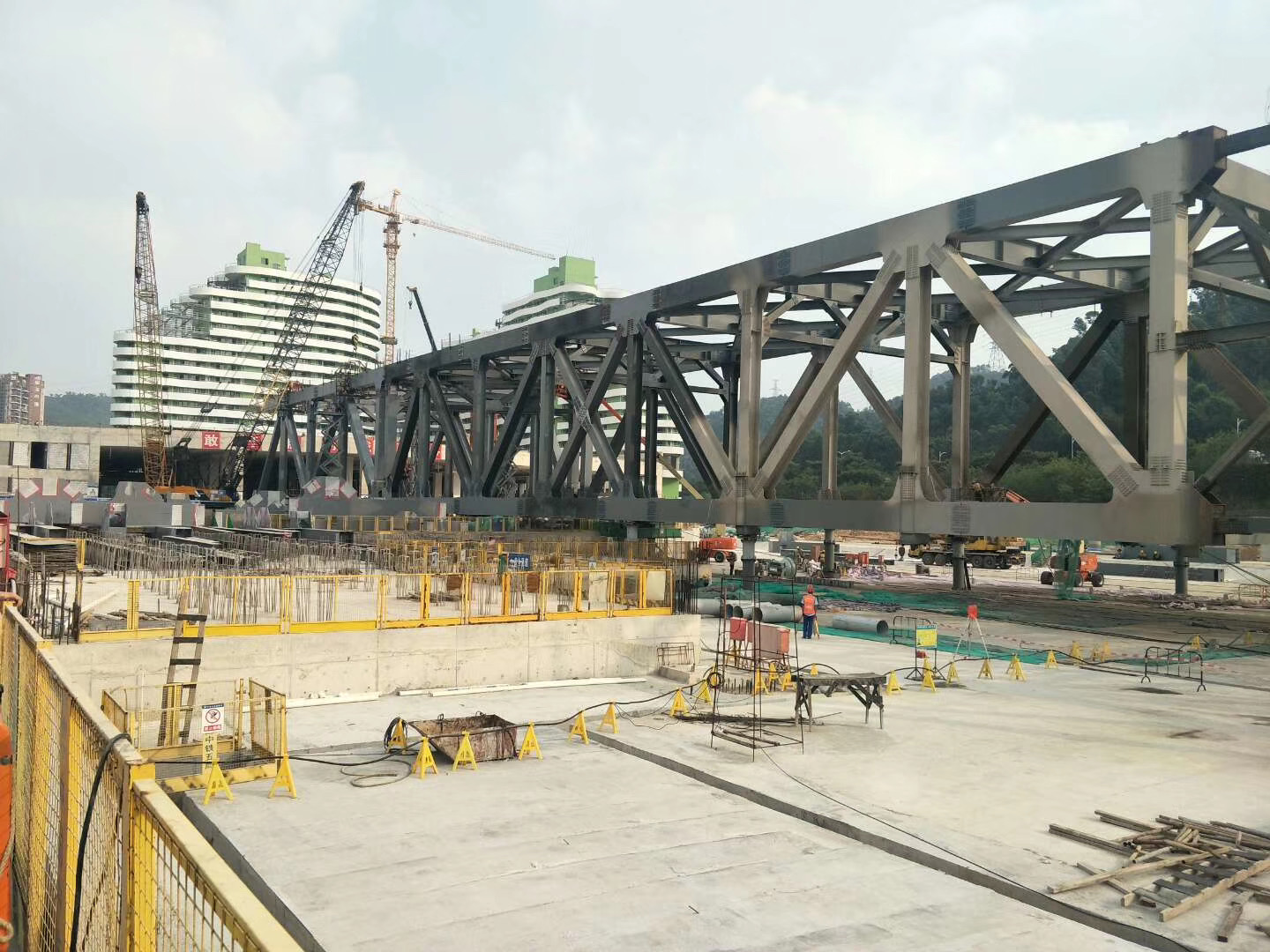 深圳地铁6号线民乐停车场钢桁架桥首件顶推顺利完成(图7)