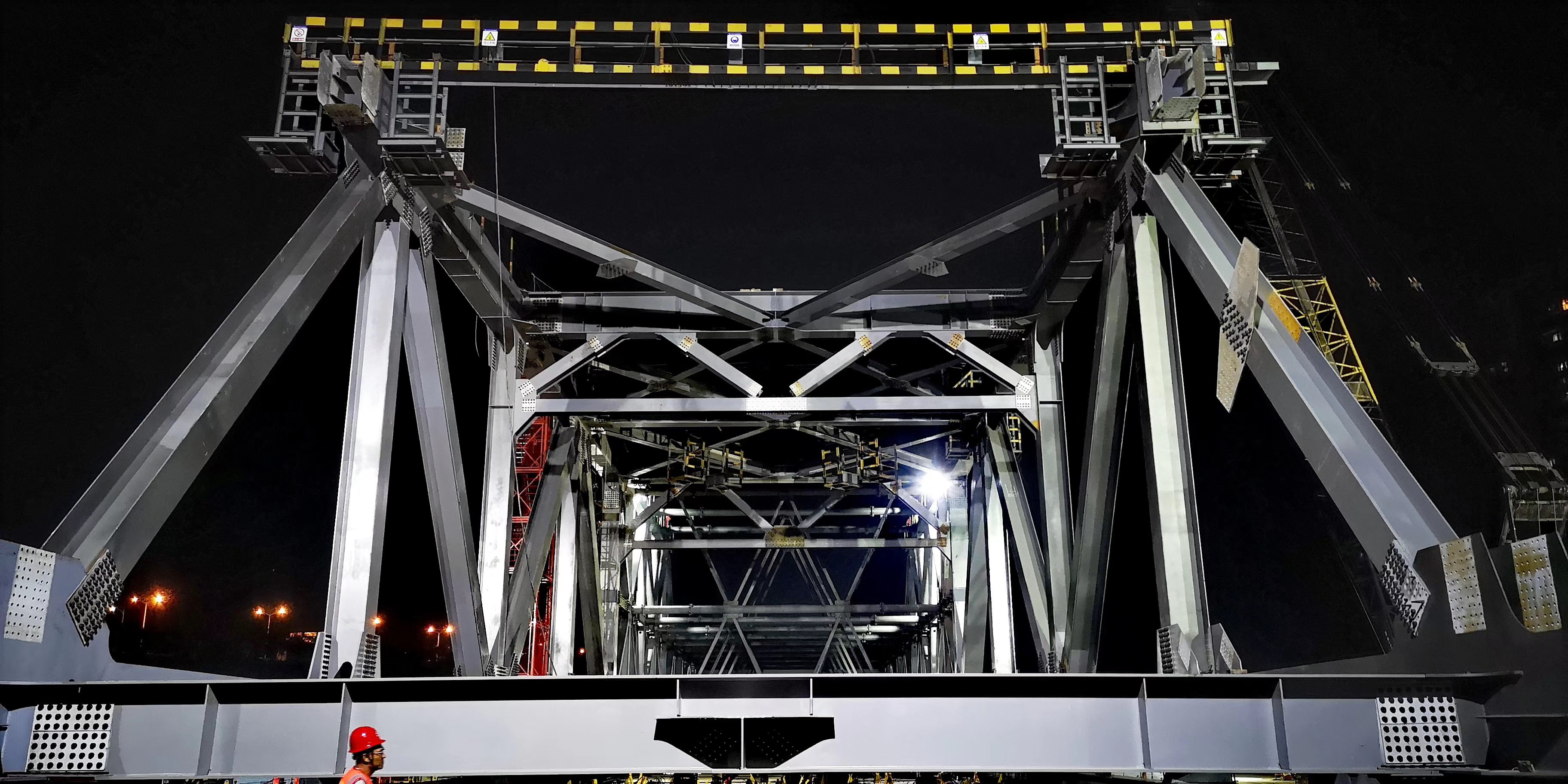 深圳地铁6号线民乐停车场钢桁架桥首件顶推顺利完成(图6)