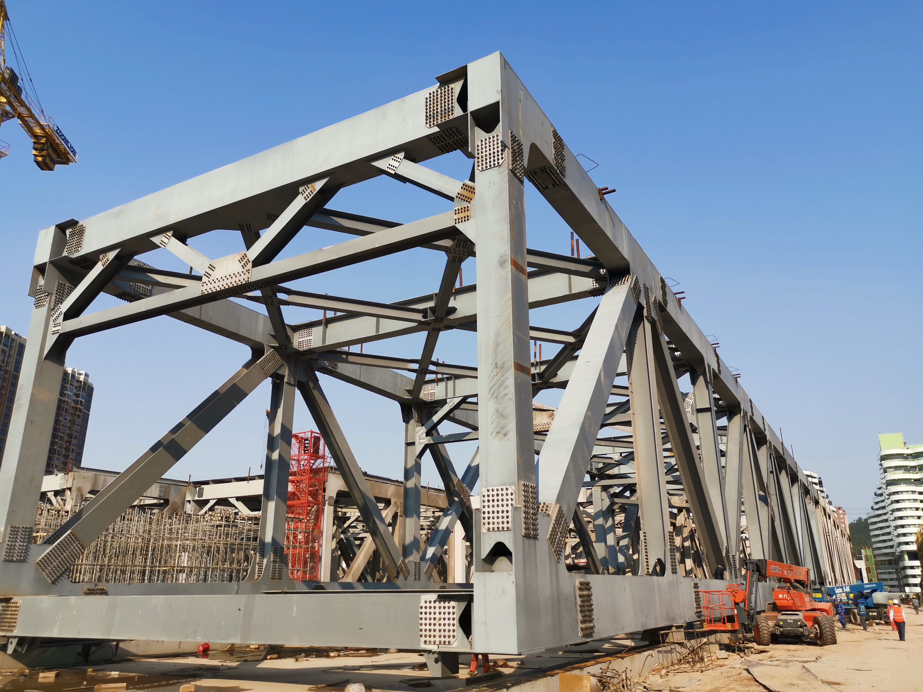 深圳地铁6号线民乐停车场钢桁架桥首件顶推顺利完成(图8)